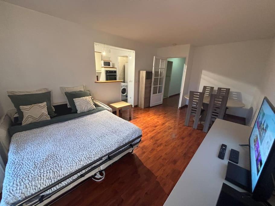 F3 Avec Balcon 5 Min Gare Sqy Et Parking Gratuit Lägenhet Guyancourt Exteriör bild