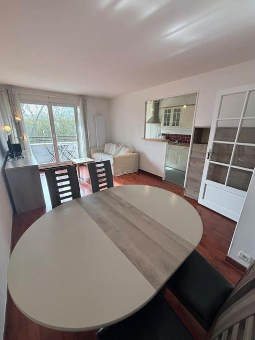 F3 Avec Balcon 5 Min Gare Sqy Et Parking Gratuit Lägenhet Guyancourt Exteriör bild