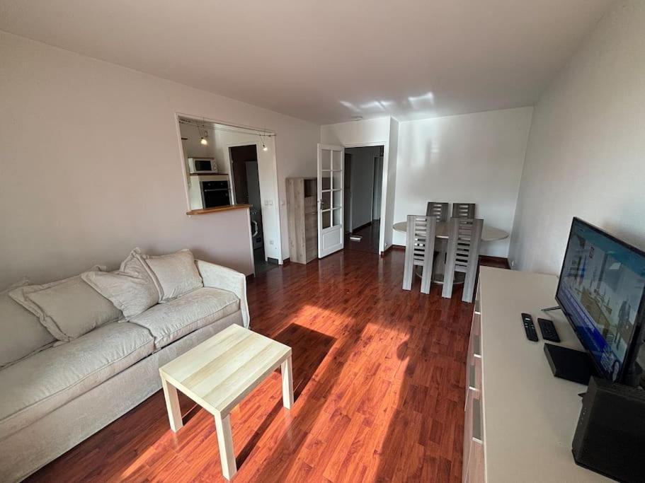 F3 Avec Balcon 5 Min Gare Sqy Et Parking Gratuit Lägenhet Guyancourt Exteriör bild