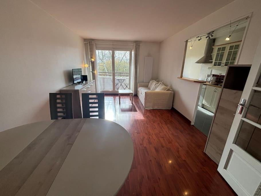F3 Avec Balcon 5 Min Gare Sqy Et Parking Gratuit Lägenhet Guyancourt Exteriör bild