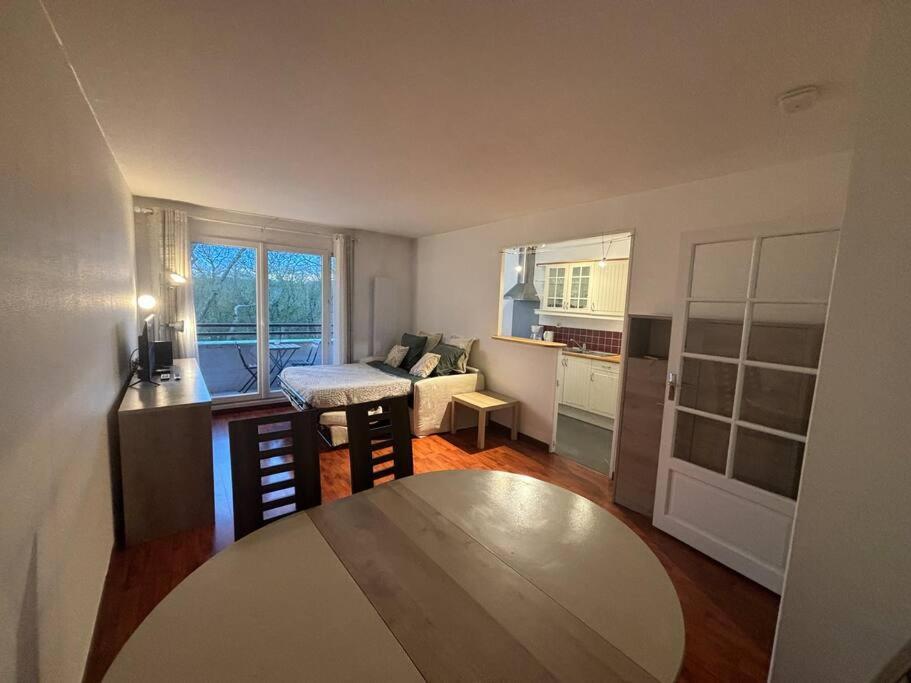 F3 Avec Balcon 5 Min Gare Sqy Et Parking Gratuit Lägenhet Guyancourt Exteriör bild